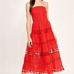 Eyelet tube strapless dress in cotton crochet lace. Color: Red